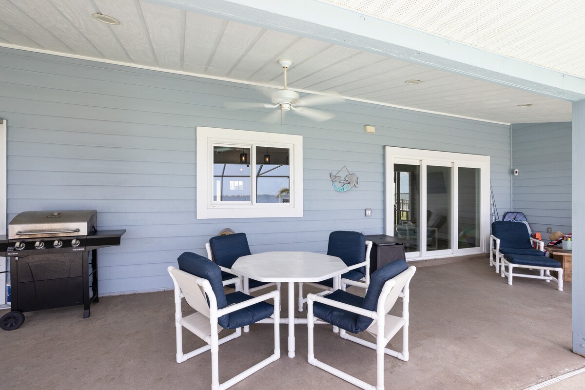 Covered patio dining beside the screened pool